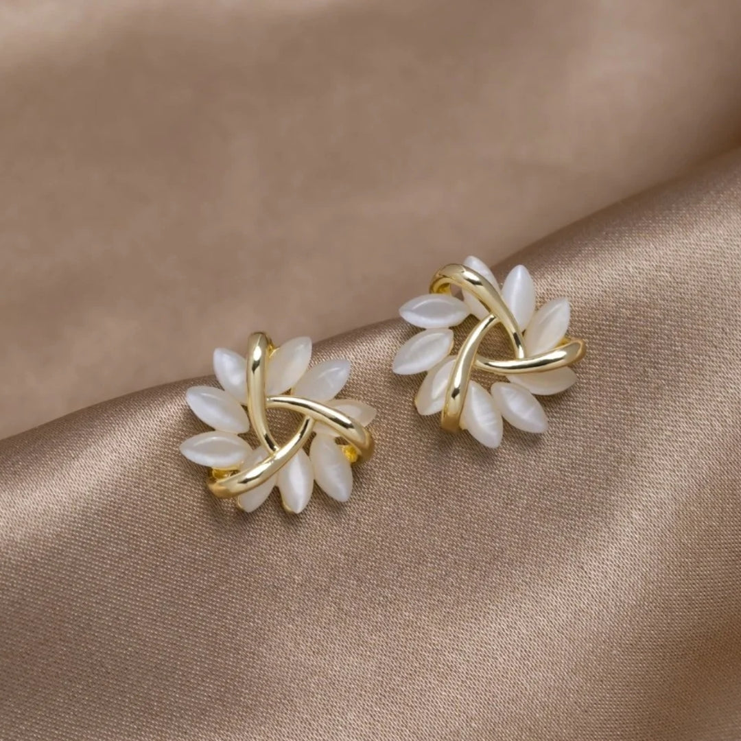 Elegante og udsøgte cirkelformede opalblomsterøreringe i guld