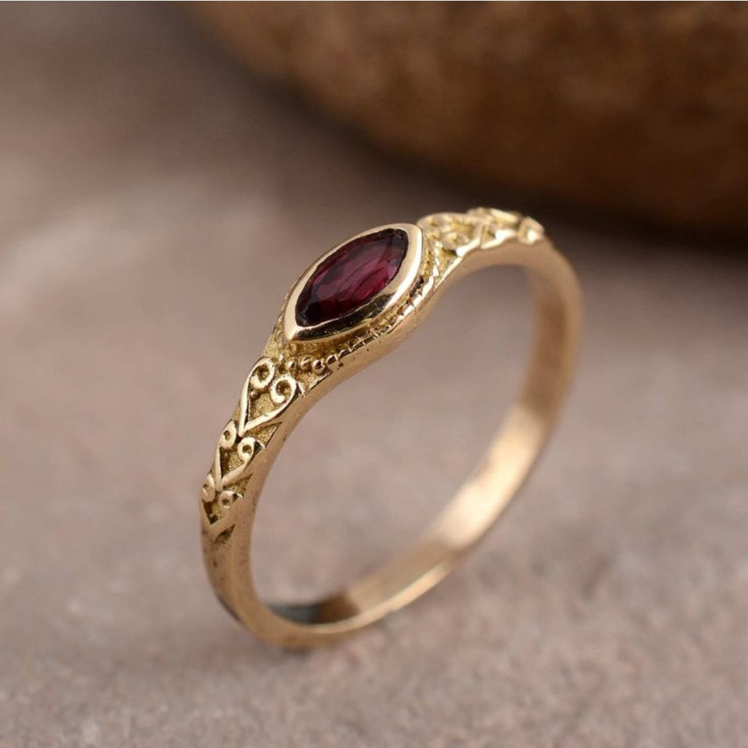 Vintage guld ring med rød krystal