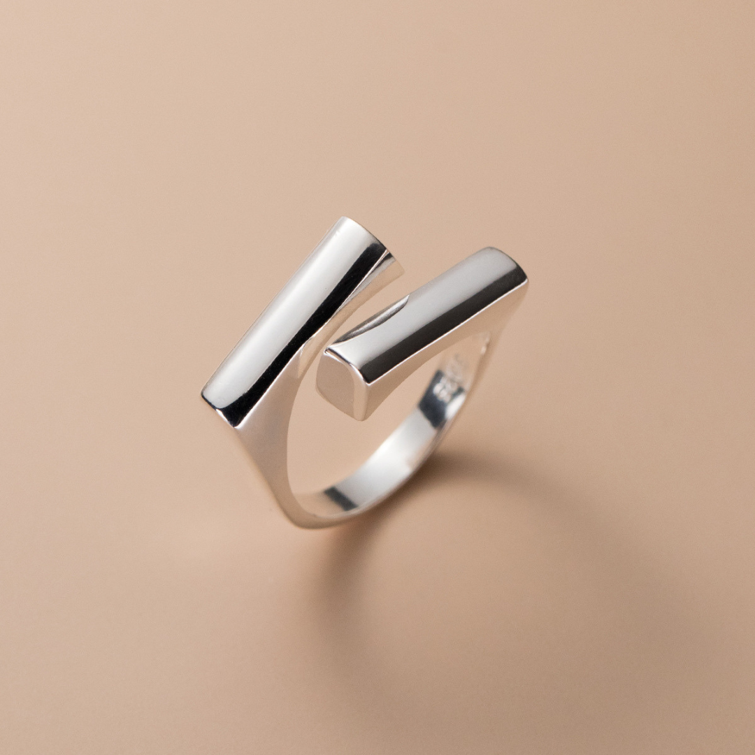 Enkel og moderne ring i 925 sølv