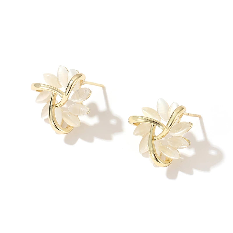 Elegante og udsøgte cirkelformede opalblomsterøreringe i guld