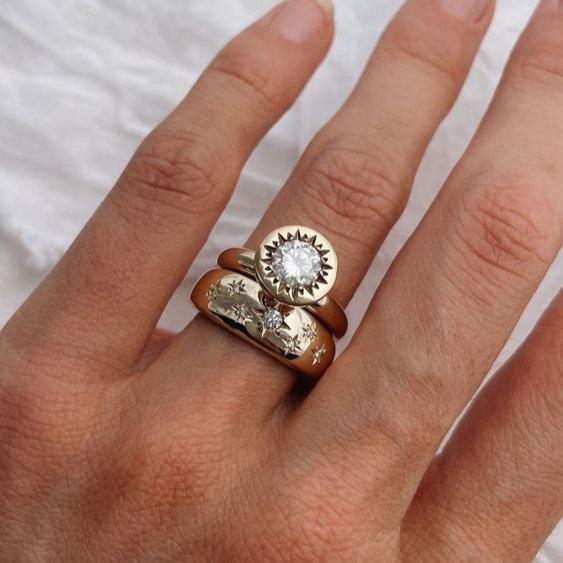Sæt med smedede krystalguld ringe i vintage-stil