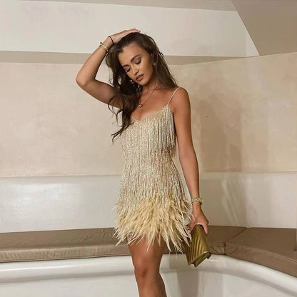 Brenna – Elegant minikjole med fjer