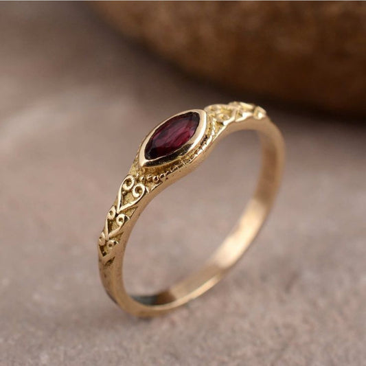 Vintage guld ring med rød krystal