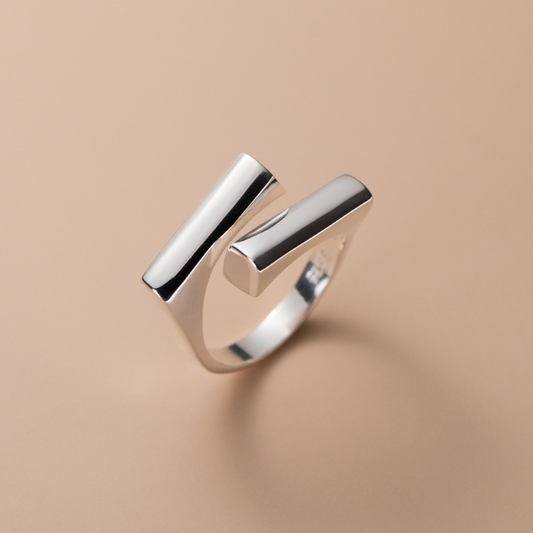 Enkel og moderne ring i 925 sølv