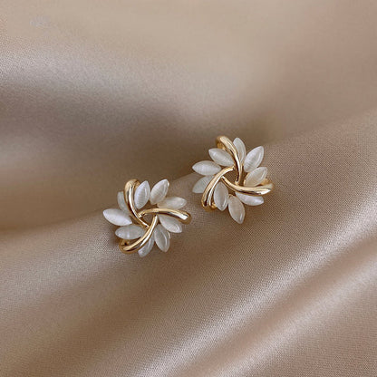 Elegante og udsøgte cirkelformede opalblomsterøreringe i guld