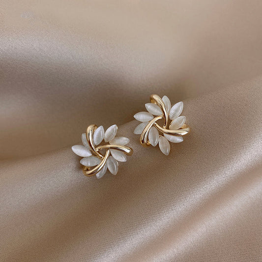 Elegante og udsøgte cirkelformede opalblomsterøreringe i guld