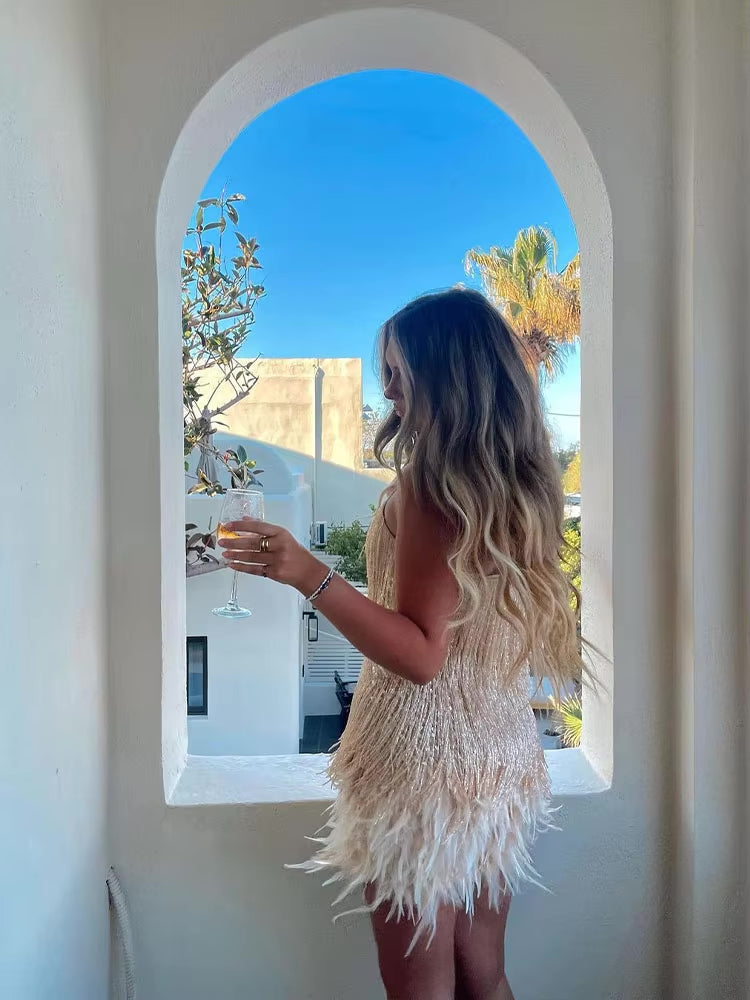 Brenna – Elegant minikjole med fjer