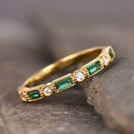Vintage guld ring med indlagt grøn zirkonia